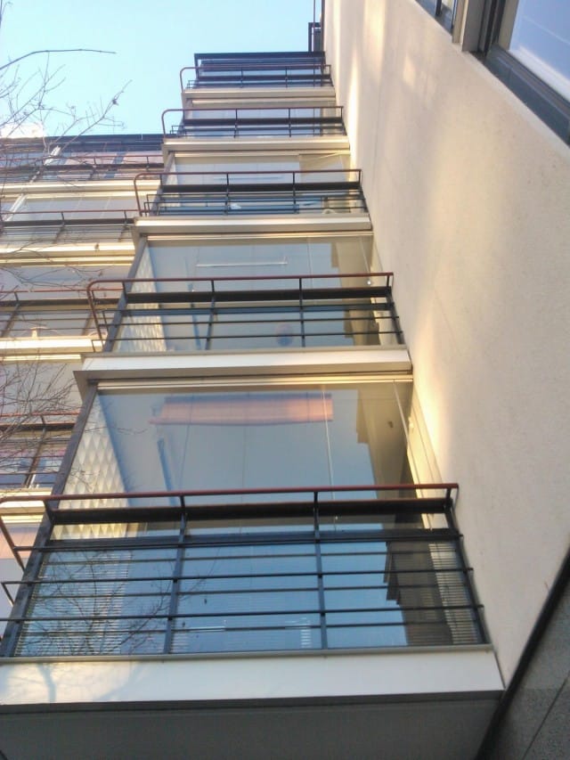 Korttelin taloissa on suuria parvekkeita