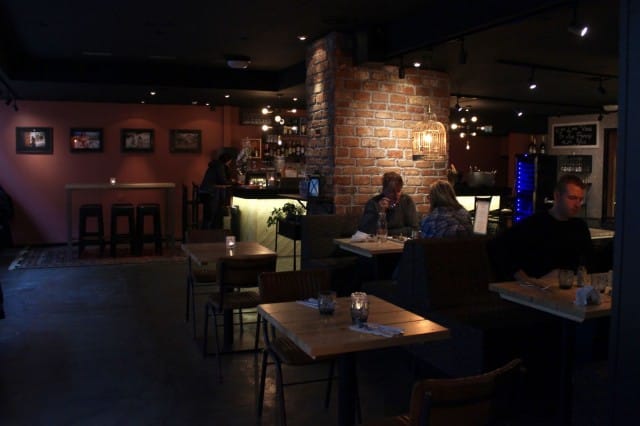 Guru's Kitchen & Barin paikalla oli ennen Rokkibaari Bändäri. Liiketilaa ei meinaa tunnistaa samaksi, kiitos murretun vaaleanpunaisten seinien, itämaishenkisten sisustusesineiden ja keveiden kierrätyskalusteiden!