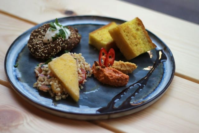 Vegaaniseen meze setiin kuuluu muun muassa härkäpapufalafelia, tabboulehia chilipaprika- ja kurpitsahummusta, ja se on mauiltaan lämpimän mausteinen. Toimii!