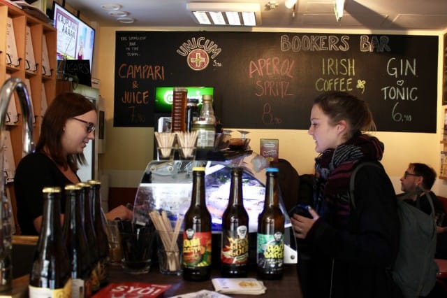 Bookers Barin Elisa Mäkinen (vasemmalla) täyttää bagelia Juulia Koskelan toiveiden mukaisesti.