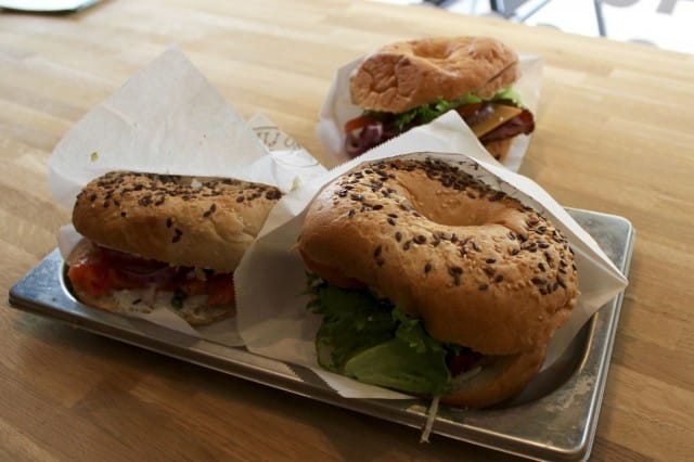 SYÖ!-tarjouksen kolme bagelia kannattaa jakaa kavereiden kesken, sillä yhdestä riittää hyvin yhdelle ruokailijalle.