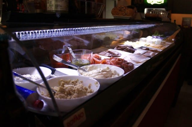 Bookers Barin bagelit täytetään levitteistä lähtien asiakkaan toiveen mukaisesti. Valhtoehtoja riittää vegaanillekin, haasteena on vain valinnan vaikeus!