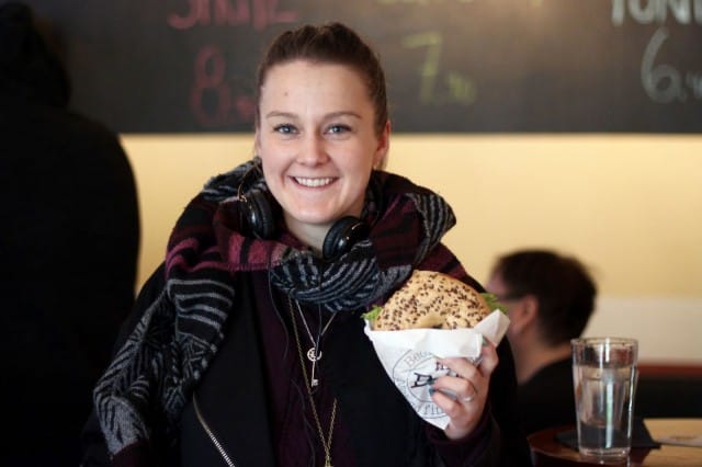 Juulia Koskela kehuu Bookers Barin bagelitiskiä hauskaksi ideaksi. "Olen tehnyt bageleita itse kotona, mutta kiva, kun niitä saa nyt aika edullisesti keskustastakin."