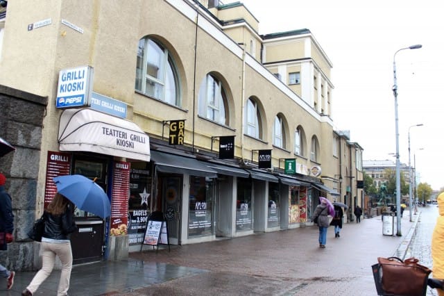 Bookers Bar: Beers & Bagels on keskellä Hämeenkatua, joten pystybaarista voi napata evästä vaikka vain ohikulkumatkalla.