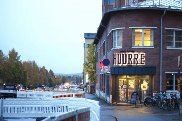 Sammonkadun ratikkatyömaa näyttää loputtomalta esteradalta muttei kuitenkaan estä kulkua Public House Huurteeseen.