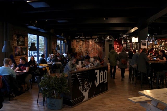 Huurre on sisustukseltaan reippaan rokkihenkinen. Ravintolan esiintymislavalle nousee säännöllisesti Musakeskuksen yhteistyöbändejä.