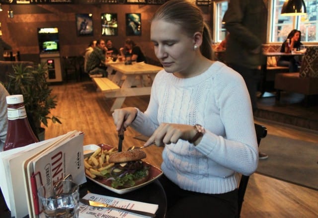 Juuri Kalevaan muuttanut Miira Pennanen poikkesi Huurteeseen Vegan burgerille. "Elämäni ensimmäinen vegeburgeri. Eikä jää viimeiseksi!" hän ilmoittaa.