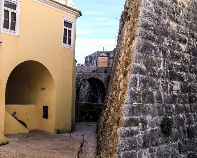 Entisen linnoituksen talot ovat keltaisia.