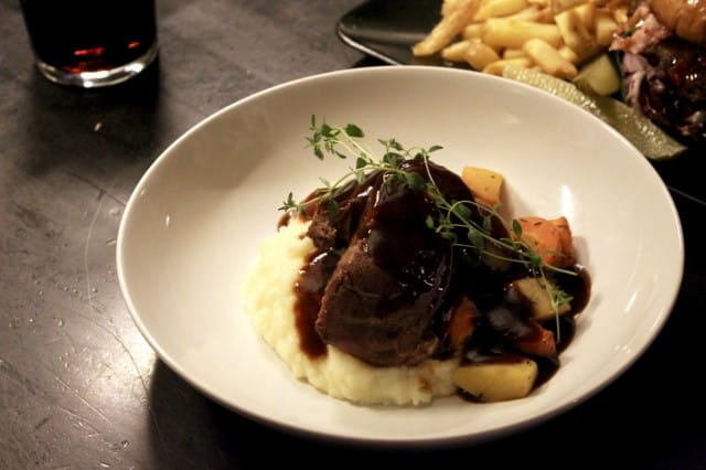 Jani Kaseva valitsi SYÖtäväkseen haudutettua possun poskea tummalla vehnäolutkastikkeella, perunamuusilla ja säräjuureksilla.