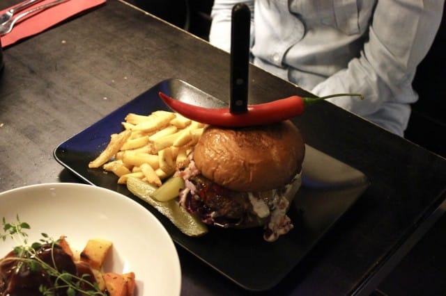 Marika Henriksson sai kympillä Ohranjyvän nimikkohampurilaisen, jonka täytteitä luulisi olevan usean kympin edestä; kotimaista naudan jauhelihaa, cheddarjuustoa, pekonia, tuoretta chiliä, paprikahilloa, salaattia ja suolakurkkua sekä valinnan mukaist