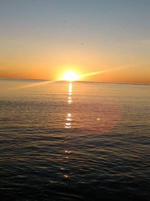 Aurinko nousee toisille ja laskee toisille