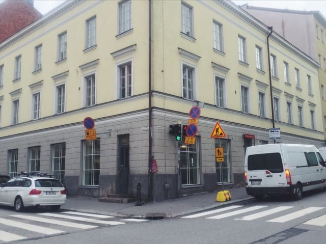 Gran Delicaton viinibaari tulee kahvilan kylkeen Albertinkadulle.