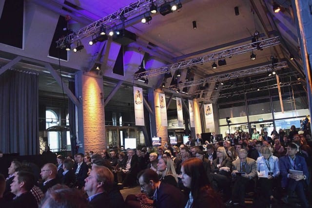 Loppuunmyyty Smart City -tapahtuma keräsi Korjaamolle täyden salin tulevaisuuden kaupungista kiinnostuneita.