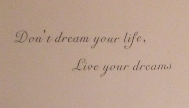 Älä unelmoi eläväsi. Elä unelmaasi.