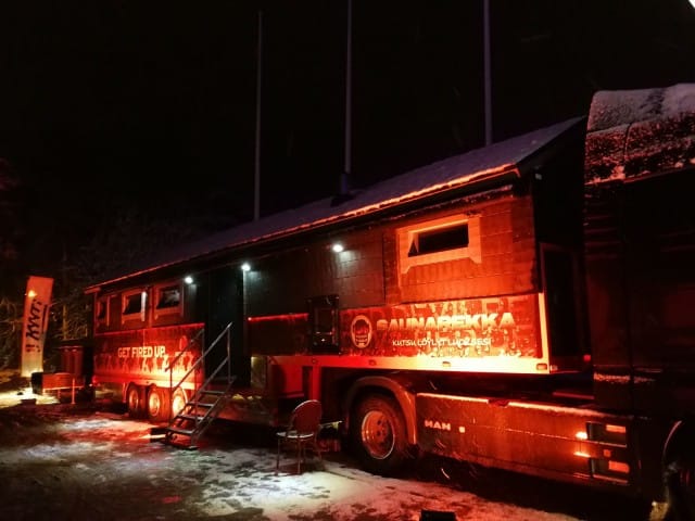 Tottakai privabileissä pitää olla oma saunarekka ja palju kuumana.