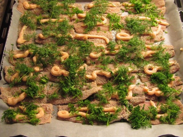 Tässä valmistuu illaksi telkkarin ääreen pientä suolaista purtavaa.