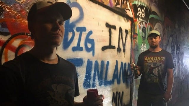 Pietari Vihula ja Henric Chezek matkaavat Yhdysvaltojen halki yrittäen tehdä läpimurron stand up -komiikan raadollisella alalla.