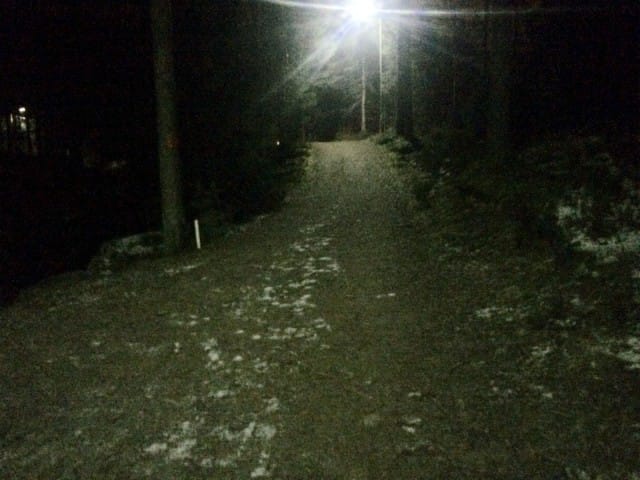 Polku jota kuljen, voi hetkittäin kadota näkyvistä. Mutta silti se on olemassa. Kuten minäkin.