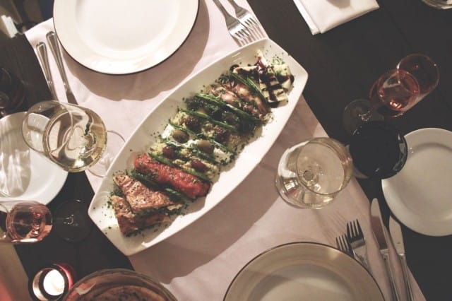 Kreikkalainen ruoka on suorastaan tehty jaettavaksi.