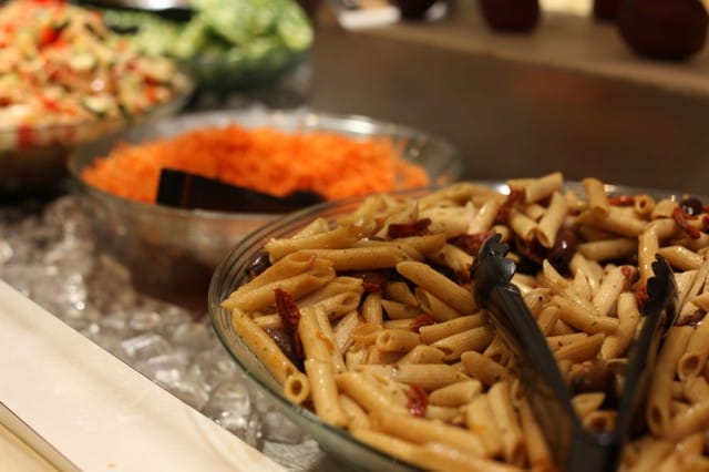 Aterian kylkeen kuuluu salaatti. Ja se on muuten hyvää.