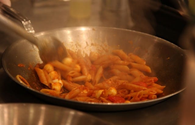 Pasta tai wok pyörähtää valmiiksi käden käänteessä.