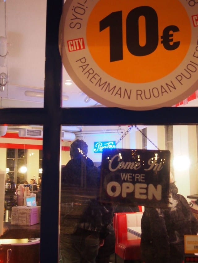 Hello! American Diner kutsuu SYÖmään.