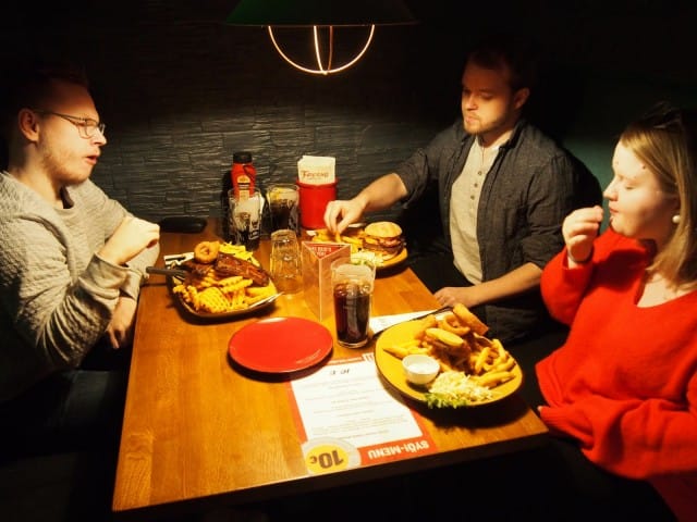 Ville Heiskanen, Tuomo Lehtinen ja Jonna Kumpulainen päätyivät pienen kiertelyn jälkeen syömään Fresnoon