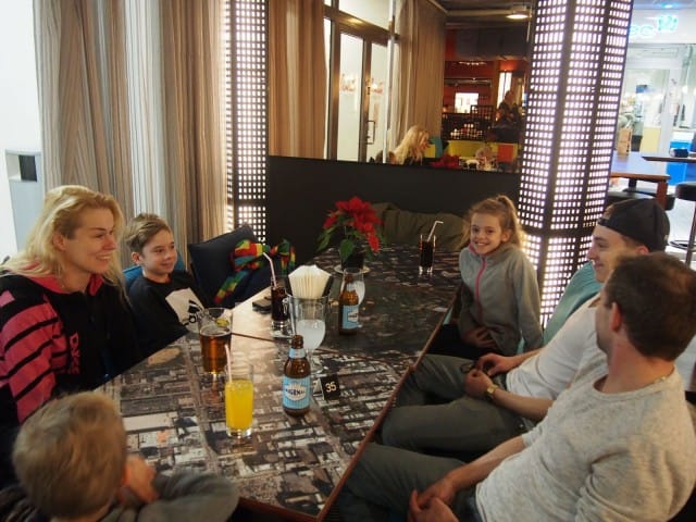 Timppa, Niko, Kerttu, Jere ja Eetu Patama sekä Outi Paananen odottavat tilaustaan Manhattanissa.