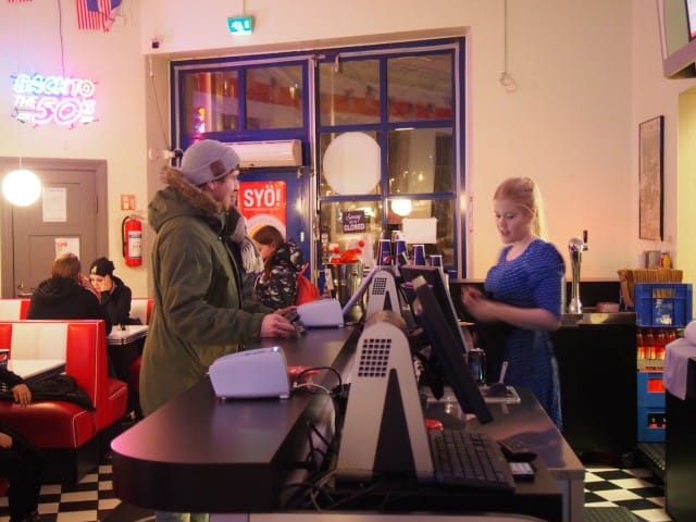 Anni-Roosa Leppänen myy Hello!:n SYÖ!-kampanja-aterioita.