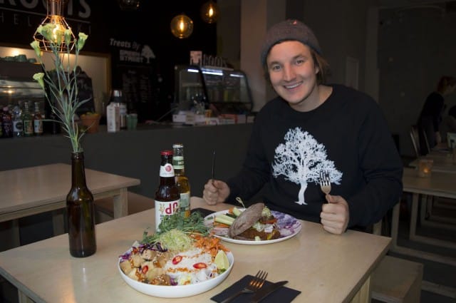 Roots Helsingin Johannes Laine tietää, että vege maistuu paatuneelle lihansyöjällekin, koska se on hyvää.