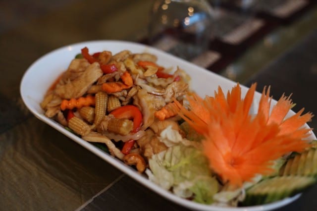 Krataen omistaja Oksanen kertoo, että suosituin annos on kanaa cashew-pähkinöillä.