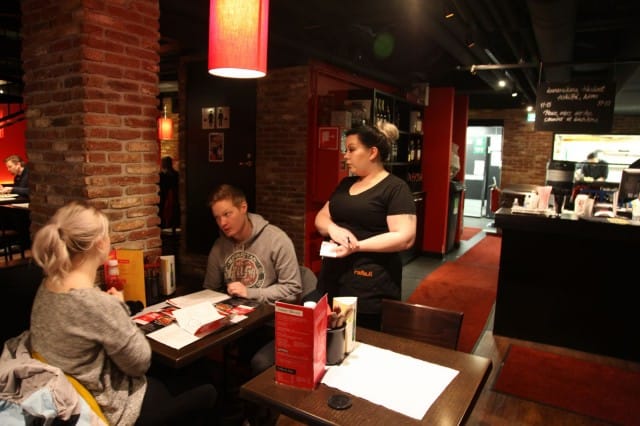 Soini ja Lahtinen tilasivat halloumihampurilaiset Morrison'sissa.