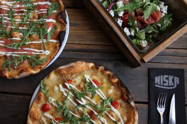 Niskasta saa peltileipää ja salaattia.