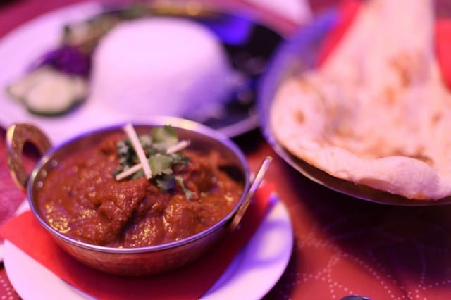 Himalayan Kitchen tarjoilee annoksen kylkeen naan-leipää ja riisiä.