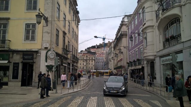 Portugalissa ei voi tietää miten hyvin remontoitu hieno huoneisto ränsistyneeltä näyttävässä talossa voi olla