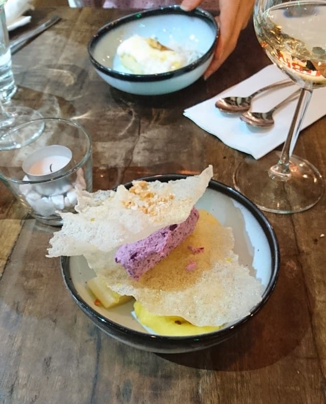 Jälkiruoat LECHE CON PILYO ja TURON DE LANGKA. Pieni happo, kirpeys tai raikkaus ei olisi pahitteeksi.