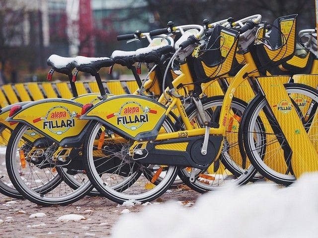Kesäistä katukuvaa värittävät pian taas Alepa-fillareiksikin kutsutut kaupunkipyörät.