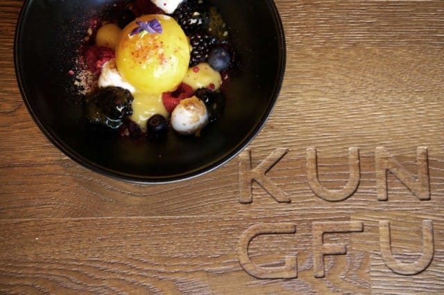 Fireworks berries eli paahdettua inkivääri-marenkia, tuoreita marjoja ja mangosorbettia.