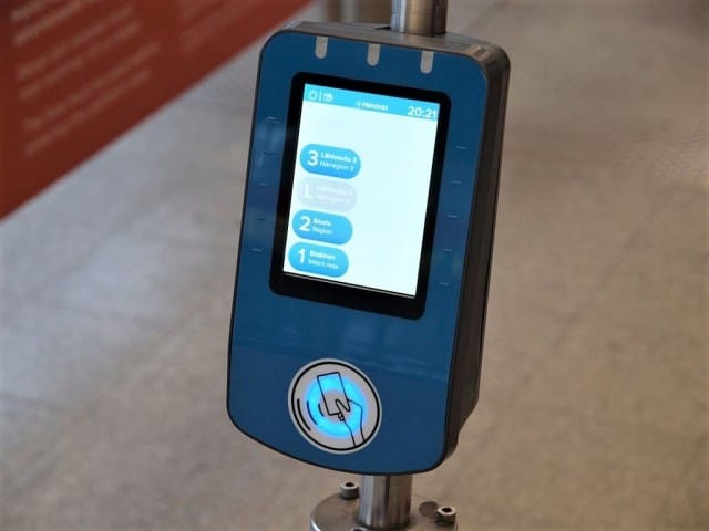 Voisiko jatkossa HSL:n lipunlukijalle vilauttaa pankkikorttia?