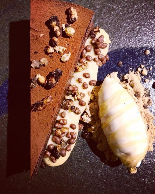 Aterian kruunaa kuhnuritoukilla höystetty suklaakakku.