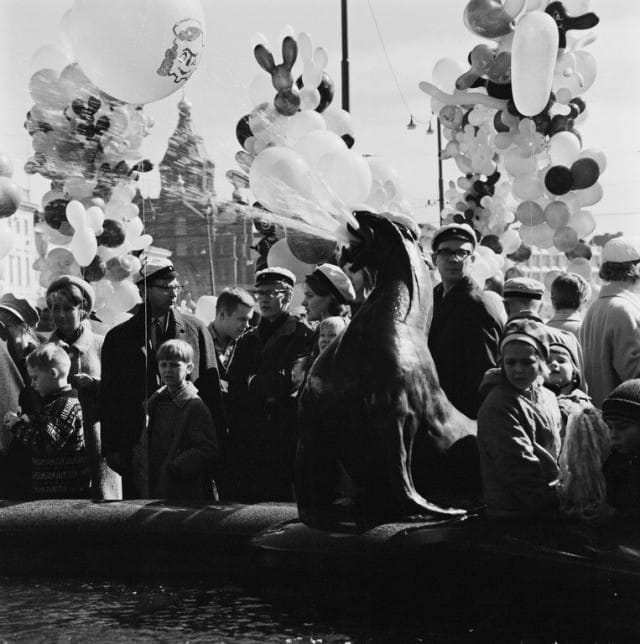 Vapunviettäjiä Havis Amandan suihkukaivon luona Kauppatorilla 1966.