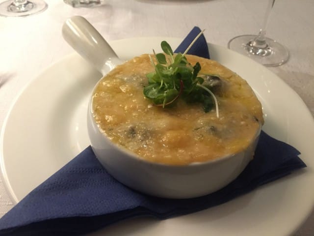 Valkosipulivoissa kuumennettuihin etanoihin voi valita mieleisen juustokuorrutuksen, minulla se oli Parmesan.