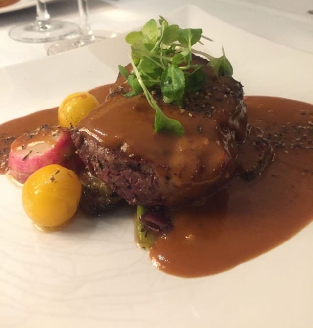 Mainio härän sisäfile höystettynä konjakki-pippurikastikkeella.