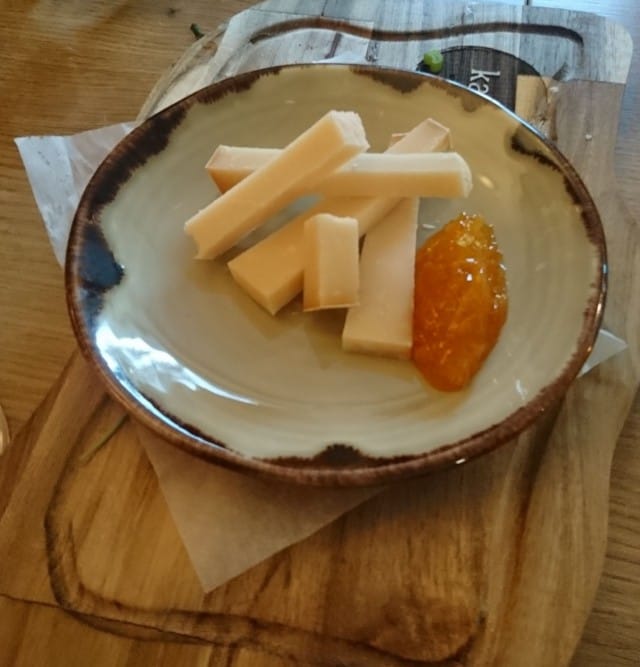 Juustojen höysteenä Panoksen äidin tekemää aprikoosi-inkiväärihilloketta