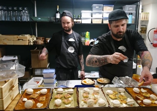 Vellu ja Panos osittaisessa avokeittiössä viimeistelemässä jälkiruokia.