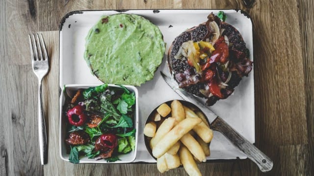 Avocado & bacon burger on taattua Woolshed-laatua.