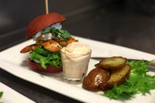 Salmon burger on maistiainen uudistuvalta listalta.