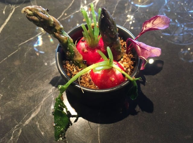 Keittiön tervehdys on kuin keväinen puutarha pienoiskoossa.