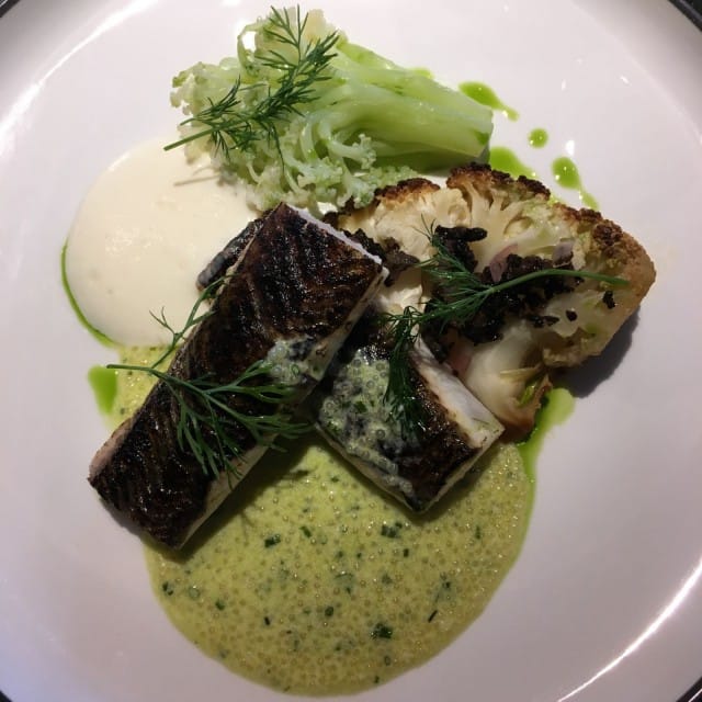 Hiillostettua siikaa, paahdettua kukkakaalia, simpukkakermaa ja hauenmätiä.