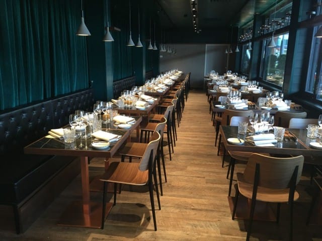 Ravintolasalissa hädin tuskin huomaa olevansa marketissa. Lounasaikaan verhot avataan ja ikkunoista aukeaa näkymä kauppaan.